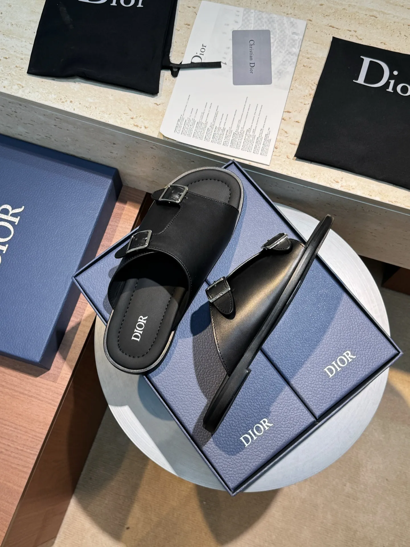 [Dior] Top P: 560💰 -Size: 39-44 (38, 45 custom-made) Dior Dior Alias ​​men's leather slippers This Alias ​​sandal is a new summer product, showing a casual and elegant style. Carefully crafted from grained cow leather and Oblique printed fabric, with cowhide lining! Cross-strap design with metal-clad brass CD Diamond logo. The imported cowhide leather and rubber sole adds sophistication and comfort, while Oblique print-effect anti-slip panels add style.